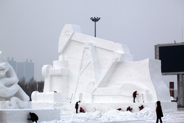 雪雕 雕塑 石油工人 雪