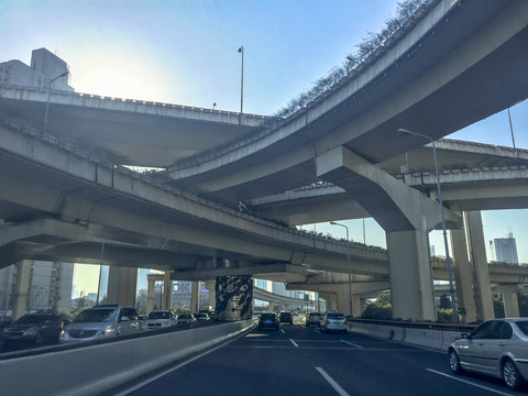 交錯縱橫的都市高架