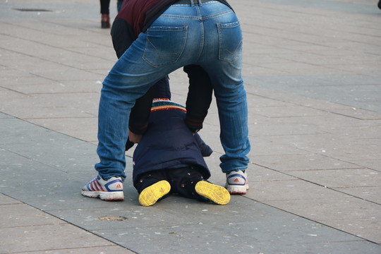 跌倒的孩子