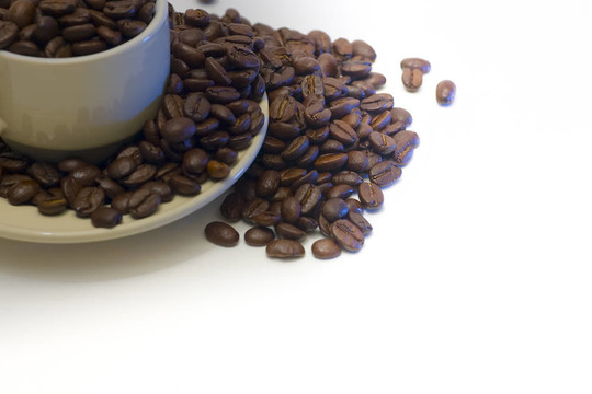 裝滿豆的咖啡杯；溢出
