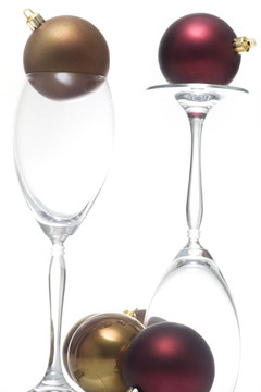 兩個(gè)香檳酒杯上的圣誕飾品