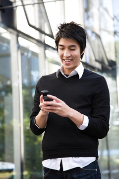 亞洲男子發(fā)短信