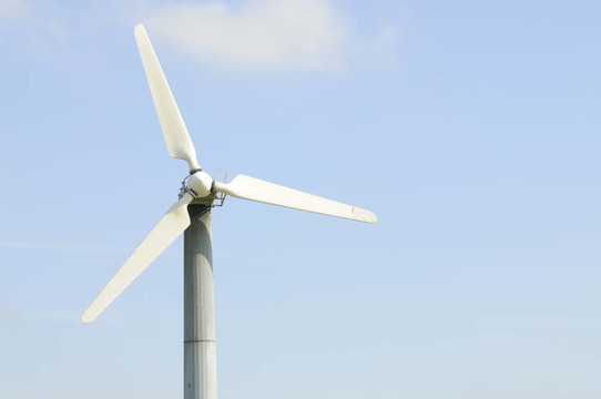 孤獨(dú)的風(fēng)力發(fā)電機(jī)