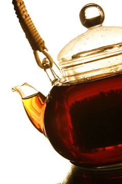 白色背景上的茶壺