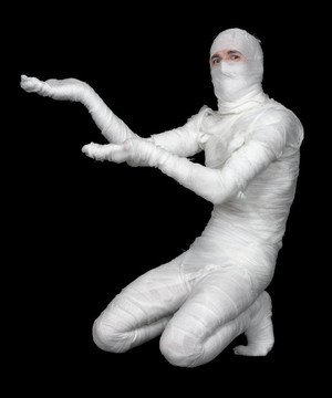 男人在繃帶