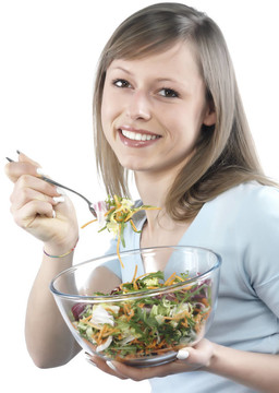 年輕快樂(lè)女人吃沙拉的肖像