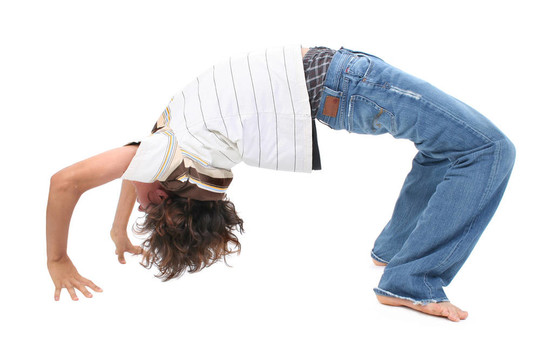 十幾歲的男孩做backbend