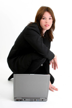 美麗的西班牙女孩與筆記本電腦