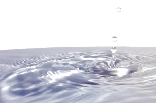 白色水滴上的水滴
