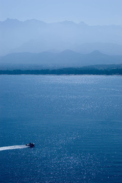 摩托艇靠近科西嘉海岸