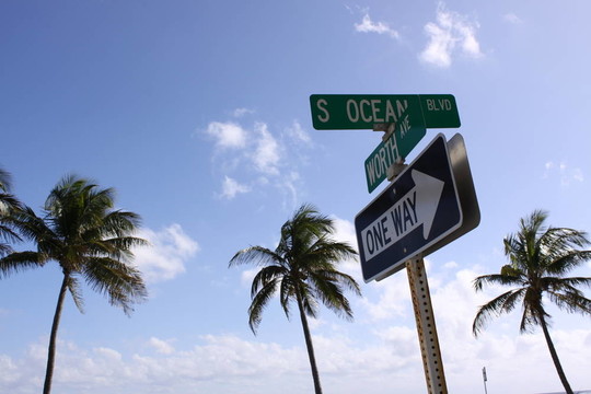 值得大道路牌