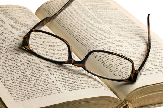 帶眼鏡的老書