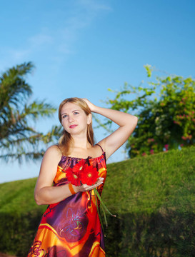穿著紅色衣服的年輕女人
