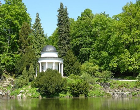 在一個(gè)宏偉的公園風(fēng)景古老的涼亭