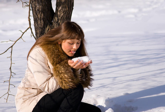 成年的年輕女人舔雪捧
