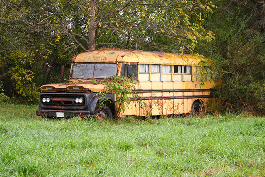 被遺棄的舊校車