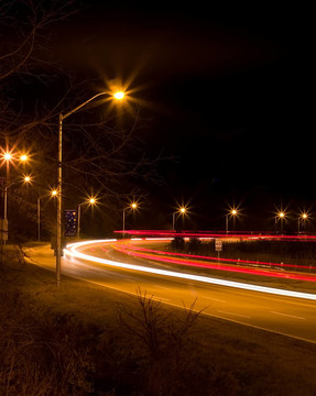 夜晚的高速公路