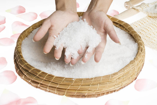 用鹽擦洗雙手