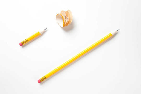 长而短的铅笔在纹理的白纸上