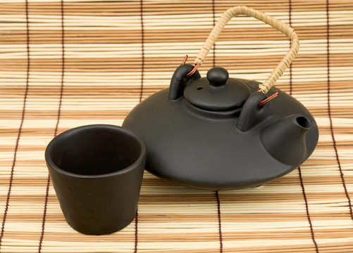 黑色陶瓷中國(guó)茶壺和杯子