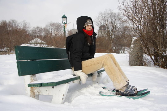 年輕女子與雪地鞋/球拍遠足