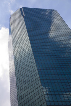 藍(lán)色天空下的現(xiàn)代玻璃建筑的城市景觀