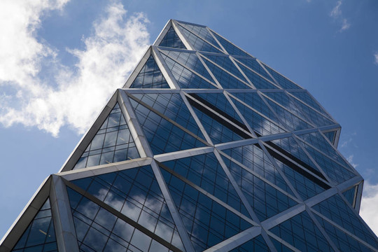 藍色天空下的現(xiàn)代玻璃建筑的城市景觀