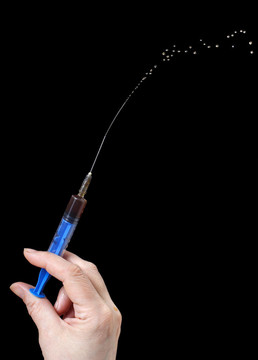 手上的注射器