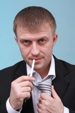 年輕的商人帶著一支香煙