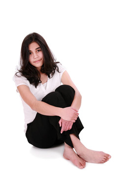 美麗的年輕女子或青少年在地板上放松