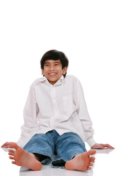 十幾歲的男孩坐在地板上