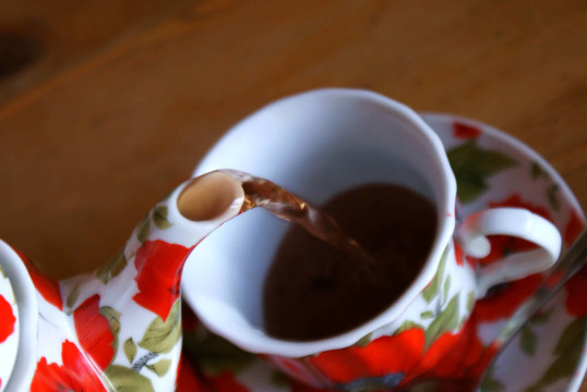 桌子上的杯子和茶壺