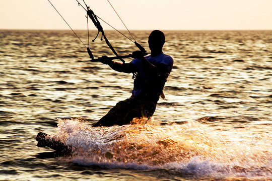 在波的kitesurfer剪影
