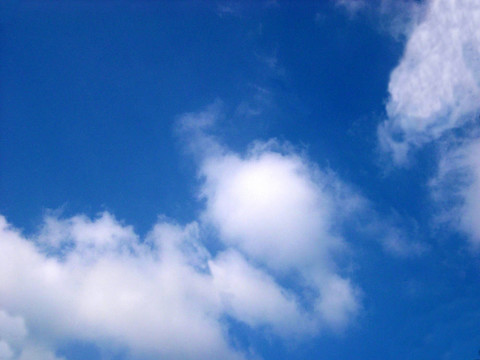 藍(lán)色天空中的云朵