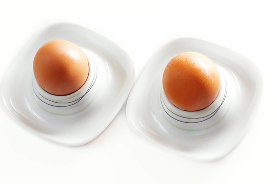 在eggcups兩個雞蛋