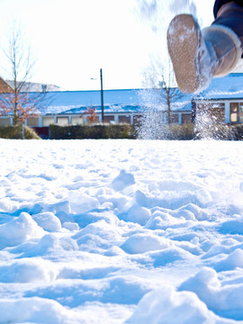 靴子在田野里踢上雪