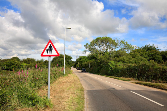 路上的行人在道路標(biāo)志的國(guó)家；康沃爾；英國(guó)。