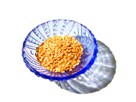 紅masoor木豆在藍(lán)色的碗