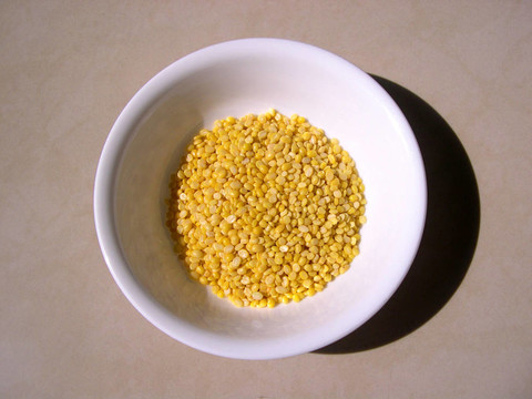 在白色的碗Yellow Moong Dal