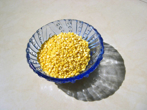 黃moong DAL在藍(lán)色的碗