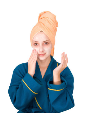 一個年輕的女孩；做化妝品包裝。分離