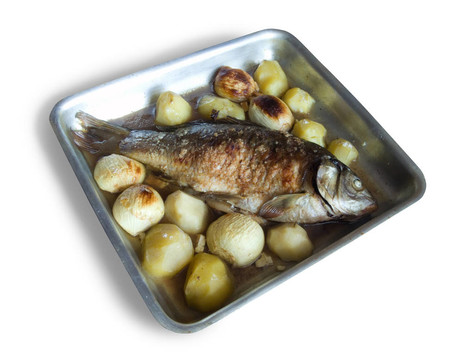 烤鯉魚魚與土豆上碟