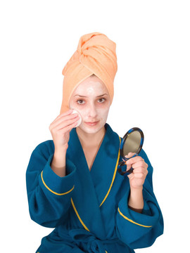 一個(gè)年輕的女孩；做化妝品面膜