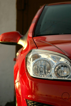 紅色現(xiàn)代轎車