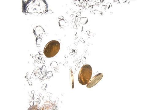 硬幣在水