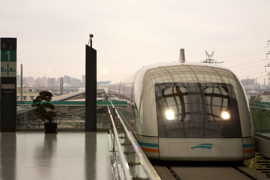 高速列車幾乎在車站