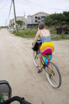騎自行車沿著沙地公路