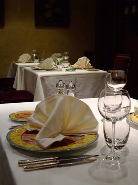 餐桌上的一家法國餐館