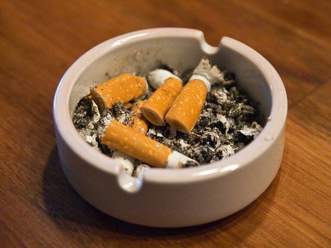 煙灰缸滿滿的煙蒂