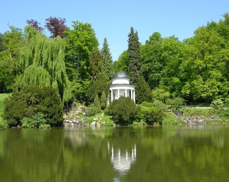 在一個宏偉的公園風景古老的涼亭